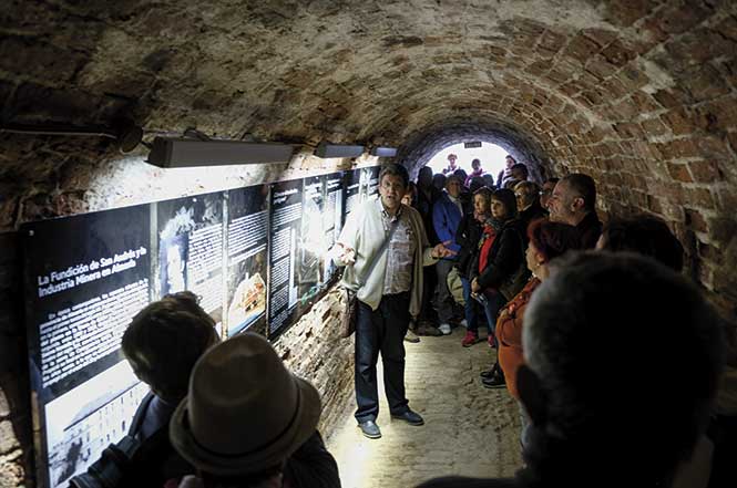 Visitantes en el refugio de la Guerra Civil bajo la Torre de los Perdigones (Adra) . © Fotografía: Paco Bonilla